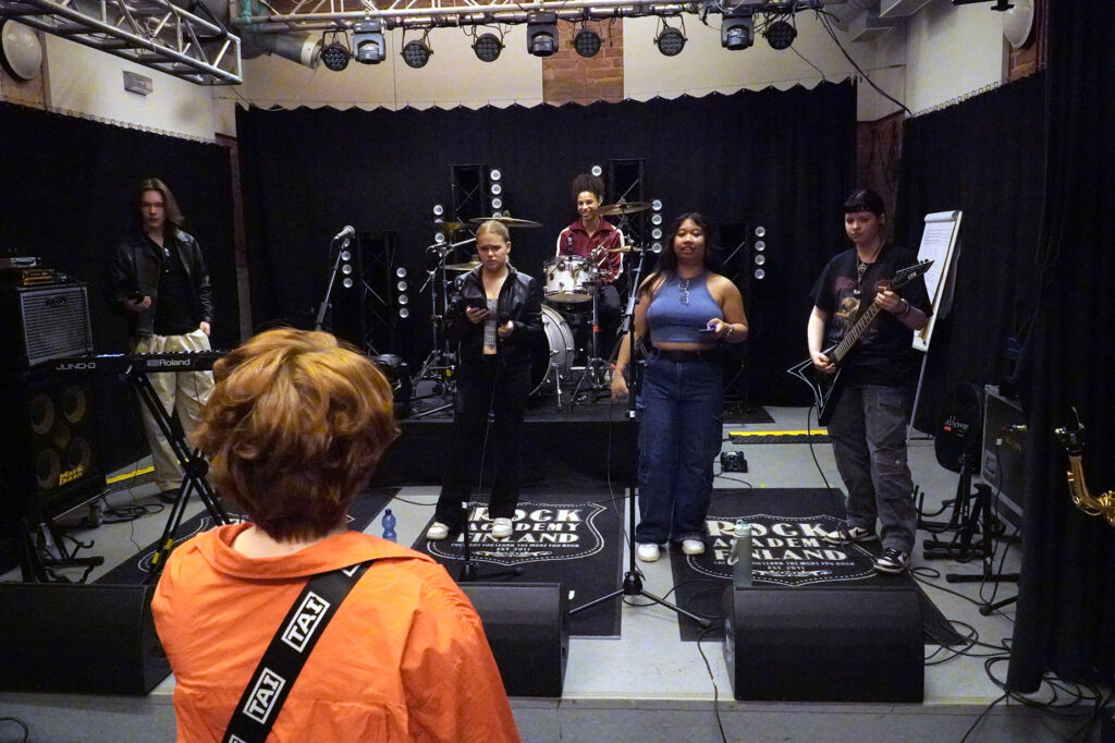 SAKUstarsiin osallistunut bändi harjoittelee Turku Rock Academyn tiloissa Suvi Kultalan johdolla.