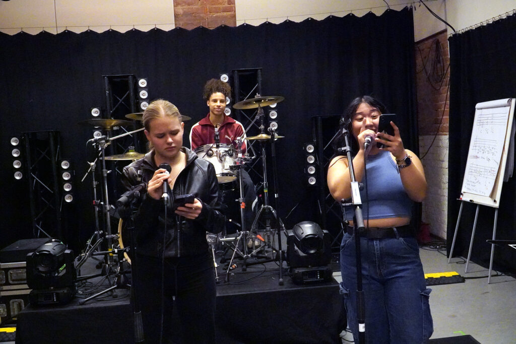 SAKUstarsiin osallistunut porukka harjoittelee Turku Rock Academyn tiloissa bändiesitystä.