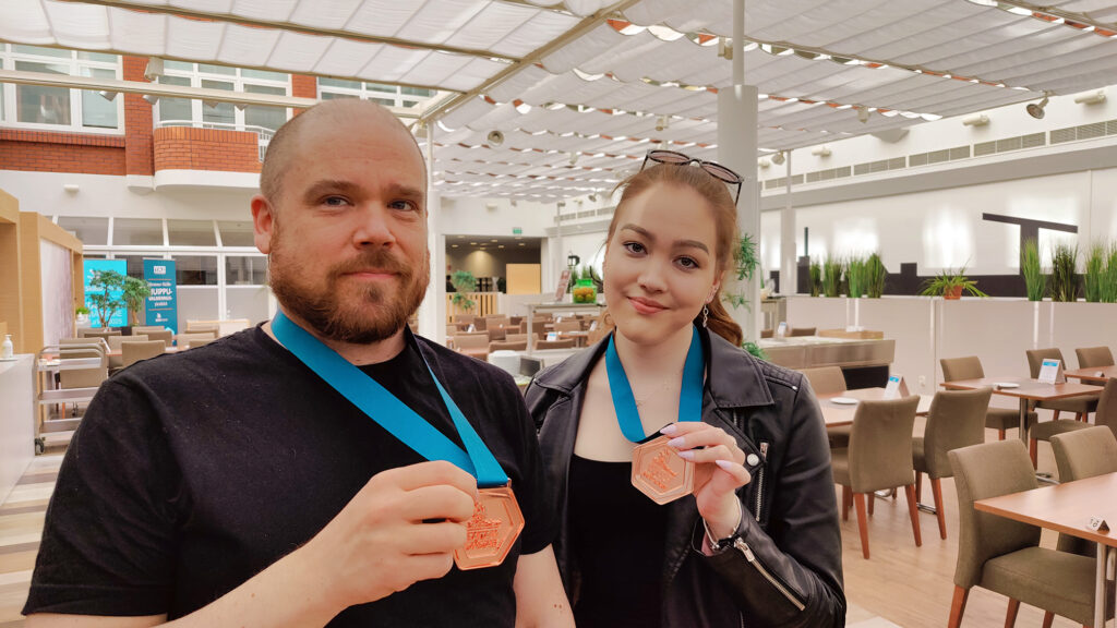 Mikko Elo ja Maria Vall esittelevät pronssimitaleitaan Opetusravintola Taidossa.