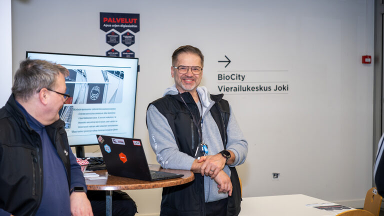 Kädestä pitäen kohti sujuvampaa digiarkea – Kansalaisen IT‑tuki auttaa matalalla kynnyksellä