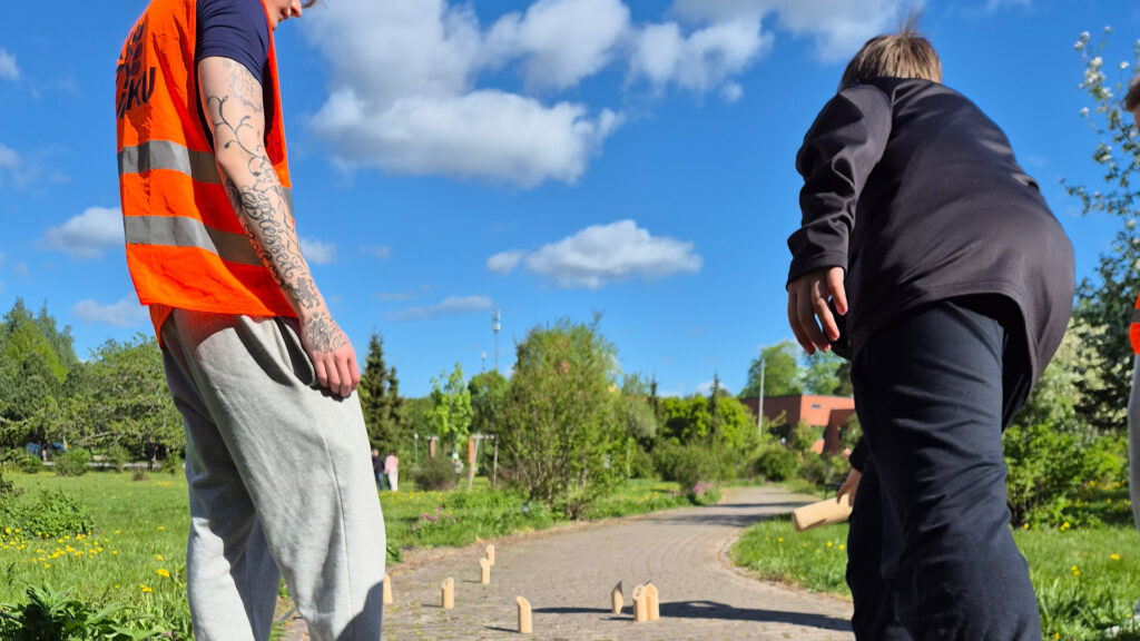 Lähikuvaa mölkyn heitosta.