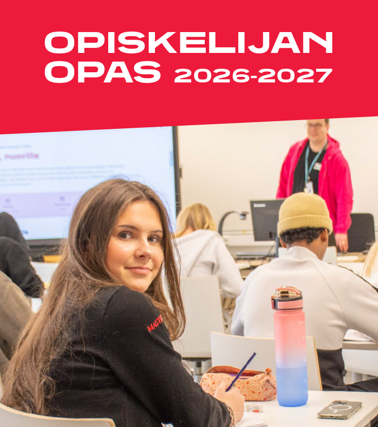 Kuvakaappaus Opiskelijan oppaan kannesta, jossa nuori naisoletettu hymyilee kameralle. Taustalla näkyy muita opiskelijoita ja opettaja.