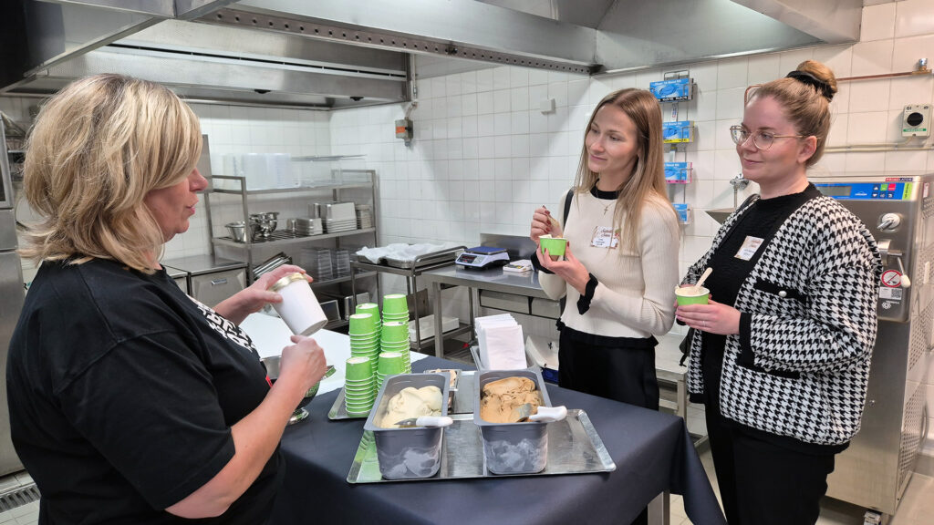 Nestlen HR-henkilöt testaavat TAI-jäätelöä elintarvikealan tiloissa.